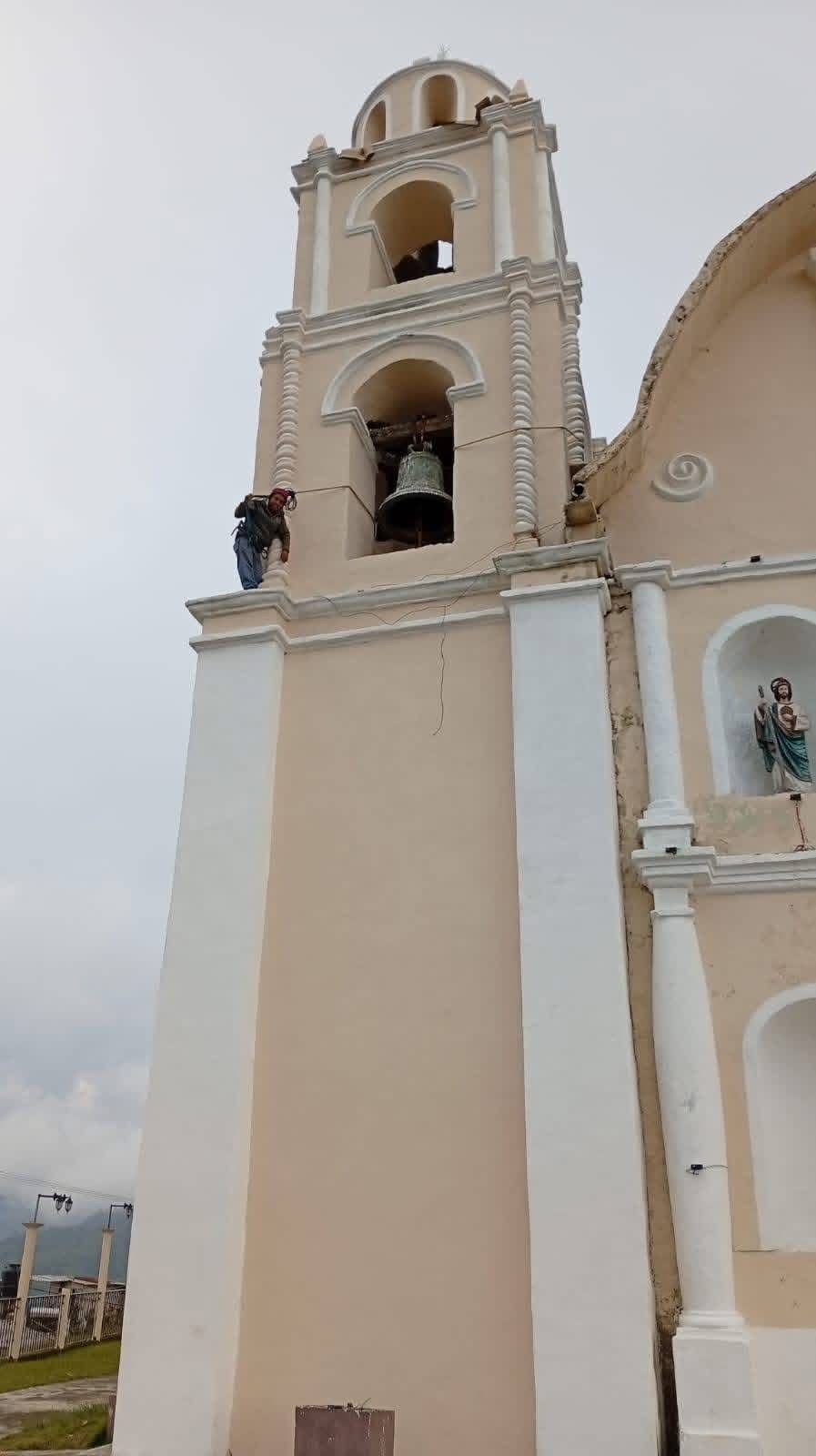 Rehabilitacion de alumbrado en la parroquia de Amixtlan